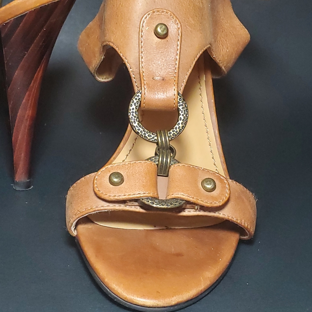 NINE WEST Snooks Tan T-Strap Leather Upper Heels Size 8.5 & 4" Heel. - Picture 2 of 13